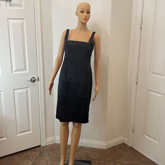 Sangria Size 6 Little Black Dress Body-Con  Slimming Back Slit - Picture 2 of 10